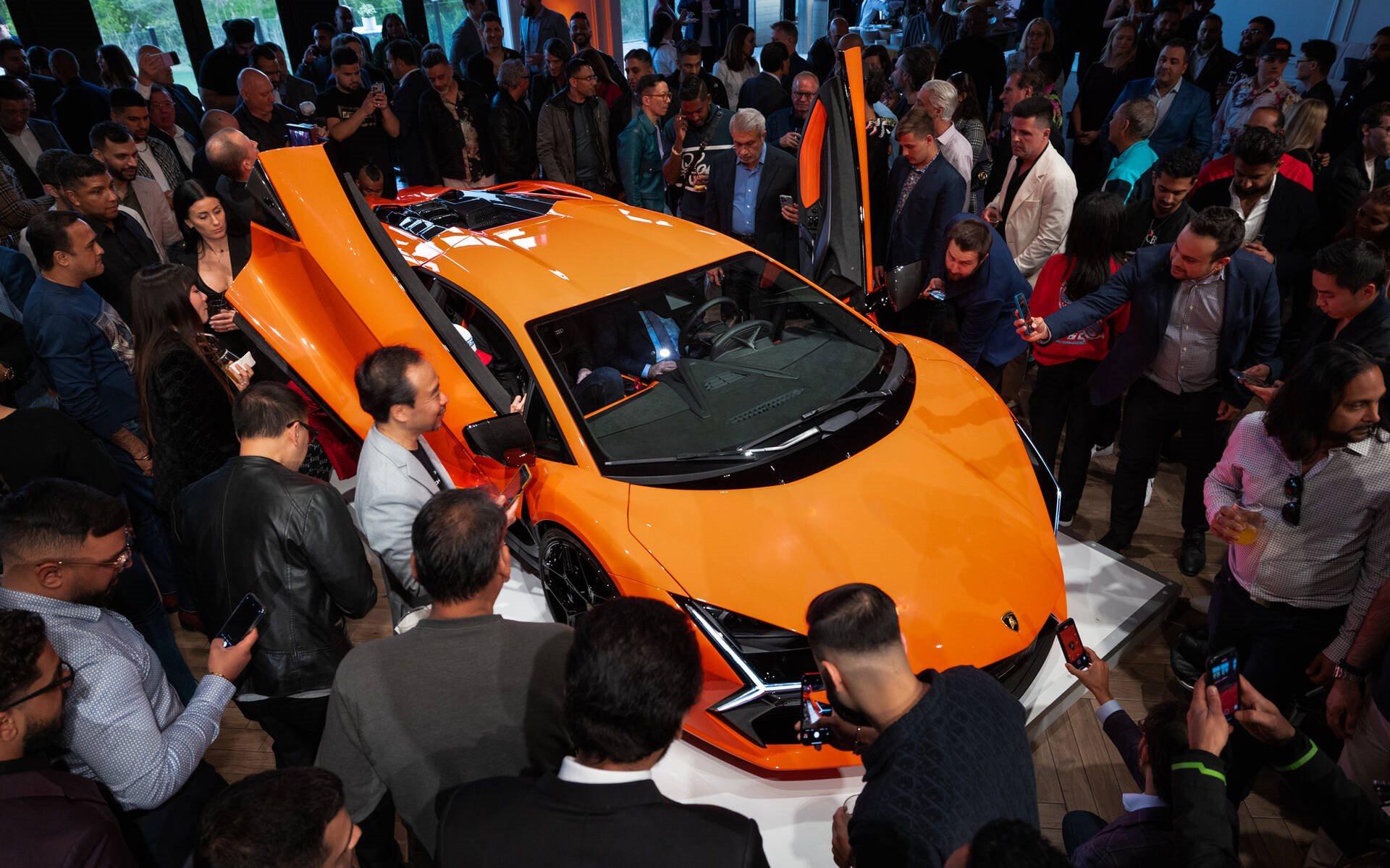 Siêu xe 21 tỷ đồng của Lamborghini có gì hot mà cháy hàng đến hết năm 2025, người giàu đến mấy cũng phải tranh nhau xếp hàng? - Ảnh 1. Siêu xe 21 tỷ đồng của Lamborghini có gì hot mà cháy hàng đến hết năm 2025, người giàu đến mấy cũng phải tranh nhau xếp hàng? - Ảnh 1.
