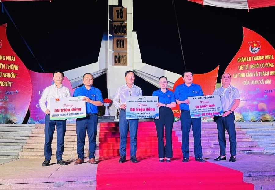 Đại diện lãnh đạo Tỉnh đoàn Quảng Ngãi nhận các phần quà được trao tặng cho các gia đình liệt sỹ, người có công với cách mạng  