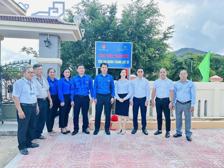 Đoàn công tác dự lễ bàn giao và cắt băng khánh thành công trình thanh niên tôn tạo nghĩa trang liệt sỹ tại xã Đức Phú, huyện Mộ Đức