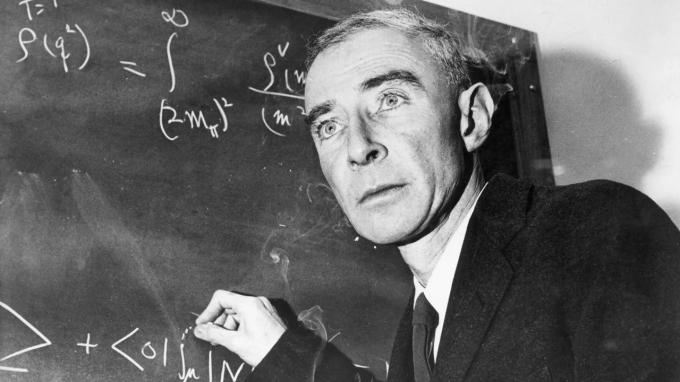 J. Robert Oppenheimer: Thiên tài khoa học hay kẻ hủy diệt thế giới? - Ảnh 2.