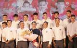 Thành viên Công an Hà Nội FC nâng cao cúp vô địch V-League tại lễ mừng công ảnh 5