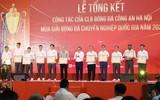 Thành viên Công an Hà Nội FC nâng cao cúp vô địch V-League tại lễ mừng công ảnh 10