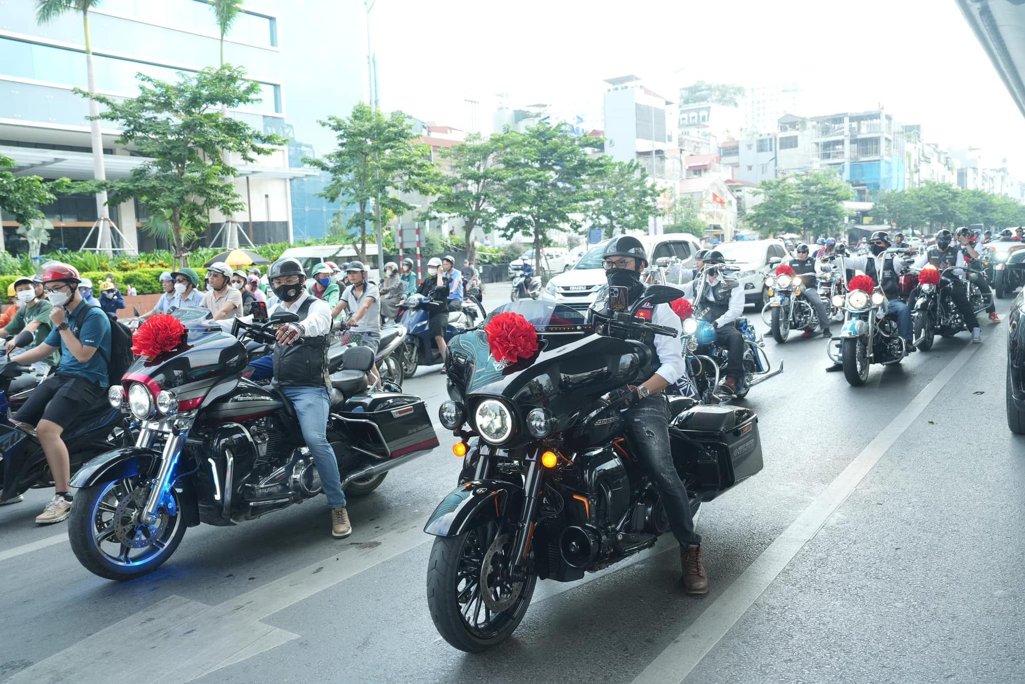 Phố Hà Nội xôn xao đoàn rước dâu bằng dàn mô tô 20 tỷ, gia thế "không phải dạng vừa" - Ảnh 4.