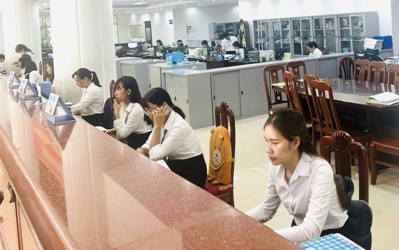 Kho bạc Nhà nước Cần Thơ chú trọng đẩy mạnh cải cách hành chính trong lĩnh vực thu ngân sách nhà nước. Ảnh Thùy Linh.