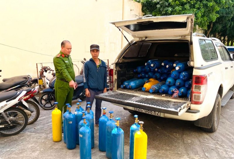 Lạng Sơn: Phát hiện đối tượng chở 60 bình khí cười không rõ nguồn gốc, xuất xứ