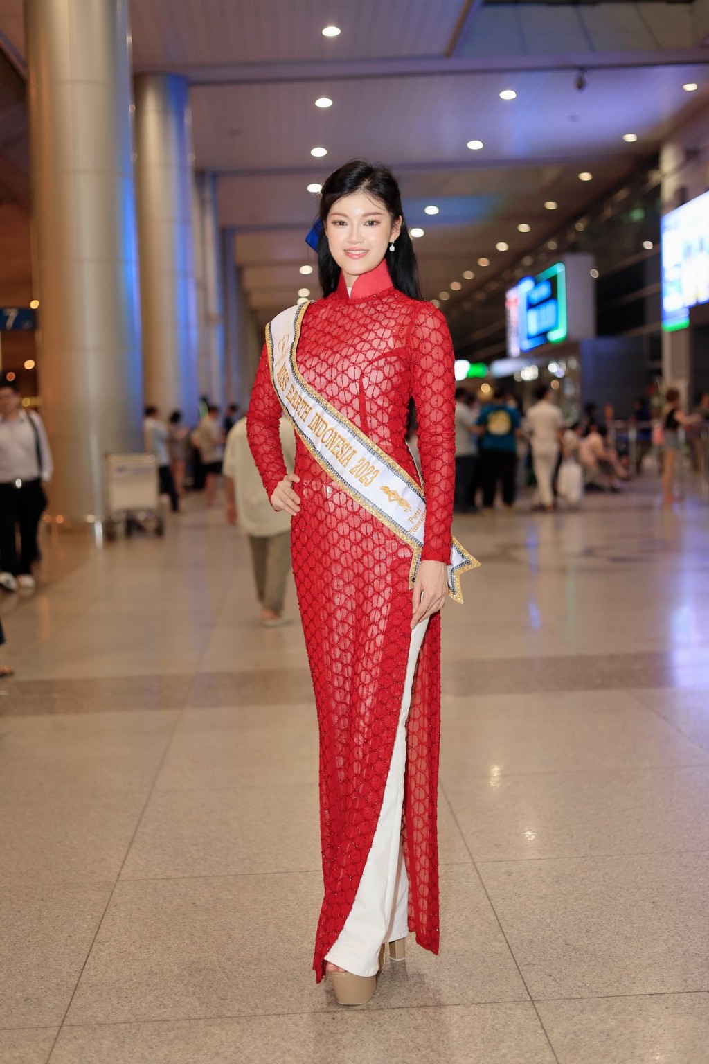 Loạt thí sinh Miss Earth 2023 diện áo dài khi đến Việt Nam