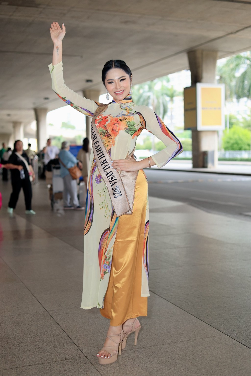 Loạt thí sinh Miss Earth 2023 diện áo dài khi đến Việt Nam