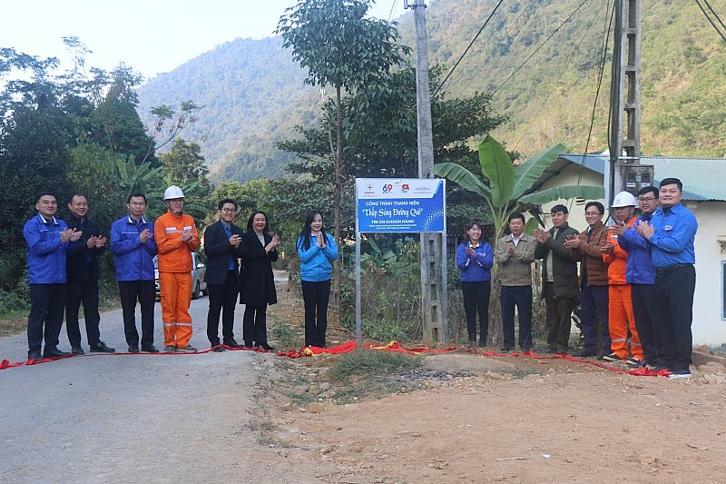 Khánh thành, bàn giao công trình “Thắp sáng đường quê” tại xã Suối Bàng, huyện Vân Hồ