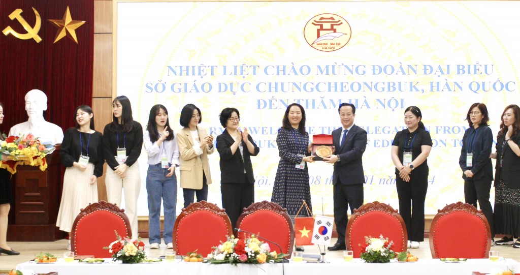 Học sinh Hàn Quốc trải nghiệm văn hóa, giáo dục tại Hà Nội