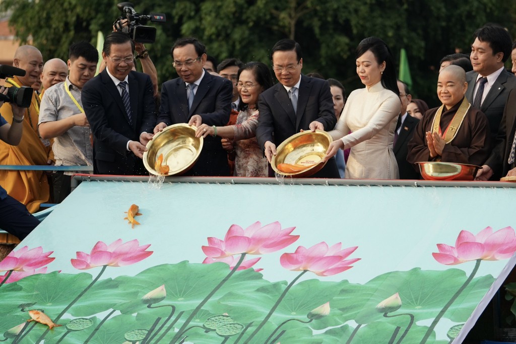 Chủ tịch nước và phu nhân cùng đoàn kiều bào thực hiện thả cá chép trên sông Sài Gòn