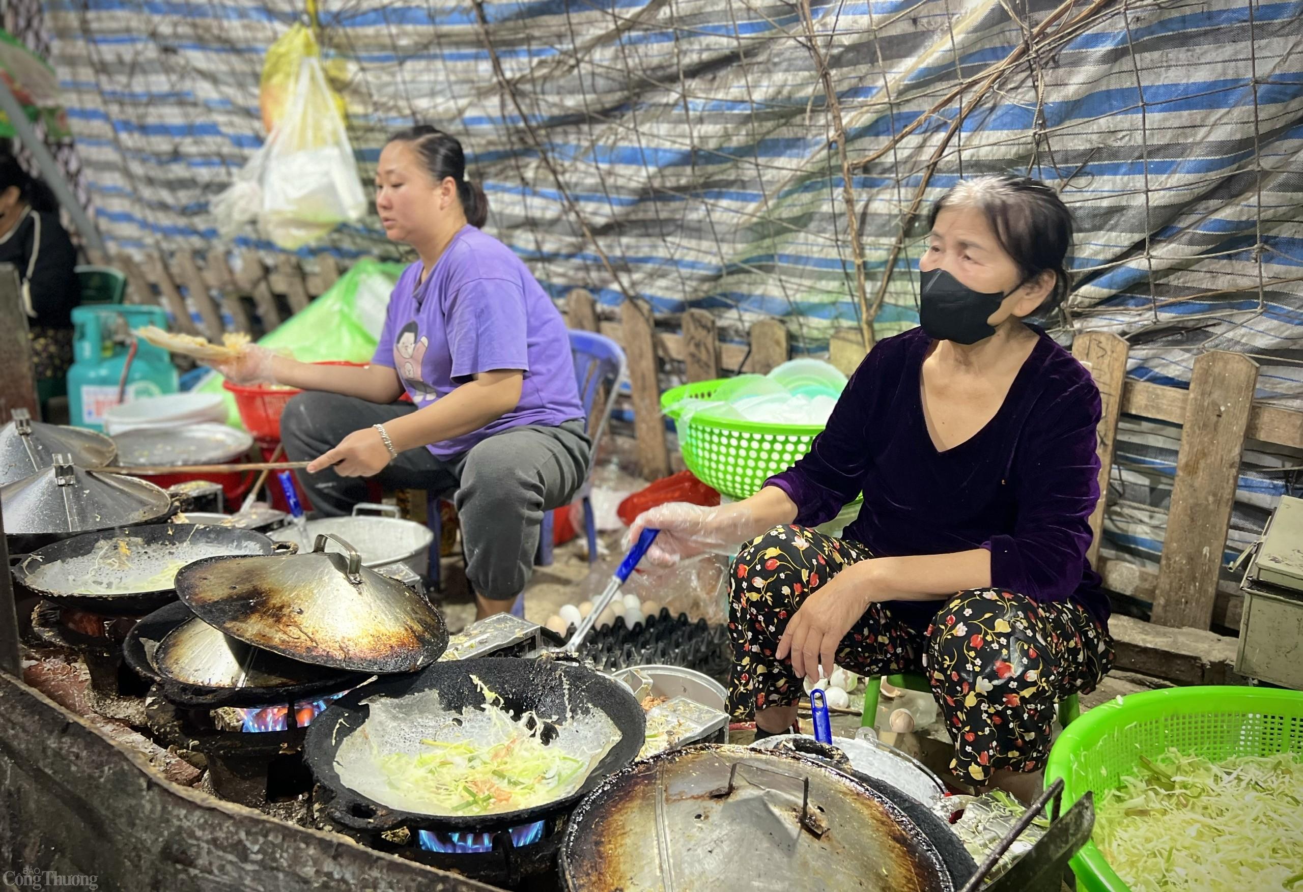 Thanh Hóa: Khách xếp hàng chờ ăn bánh khoái vỉa hè ngày đầu năm