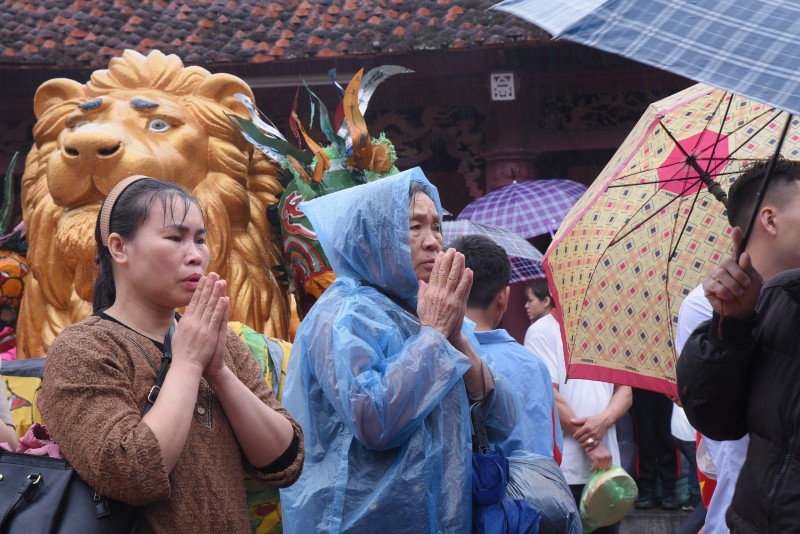 Dòng người đội mưa đổ về chùa Hương ngày khai hội