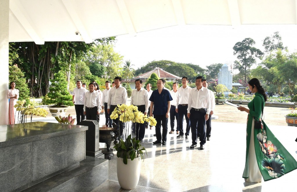 Phó Thủ tướng Lê Minh Khái và đoàn công tác dâng hoa, dâng hương, viếng mộ cụ Phó bảng Nguyễn Sinh Sắc - thân sinh Chủ tịch Hồ Chí Minh tại Khu di tích Nguyễn Sinh Sắc, TP. Cao Lãnh - Ảnh: VGP/Trần Mạnh