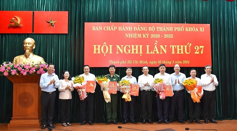 Các tân Thành uỷ viên nhận quyết định bổ nhiệm