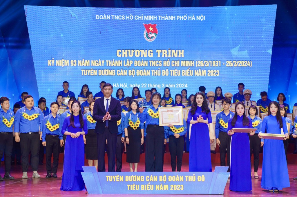 Đồng chí Đỗ Anh Tuấn, Uỷ viên Ban Thường vụ, Trưởng ban Dân vận Thành uỷ Hà Nội và đồng chí Chu Hồng Minh, Ủy viên Ban Thường vụ Trung ương Đoàn, Thành ủy viên, Bí thư Thành đoàn Hà Nội trao khen thưởng tới cán bộ Đoàn tiêu biểu Thủ đô