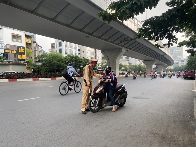 Chủ tịch UBND TP Hà Nội yêu cầu lực lượng chức năng tăng cường kiểm tra, xử phạt các hành vi vi phạm giao thông