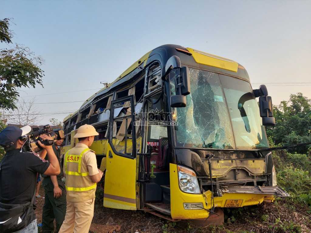 Gia Lai: 2 xe khách giường nằm tông nhau, một người tử vong