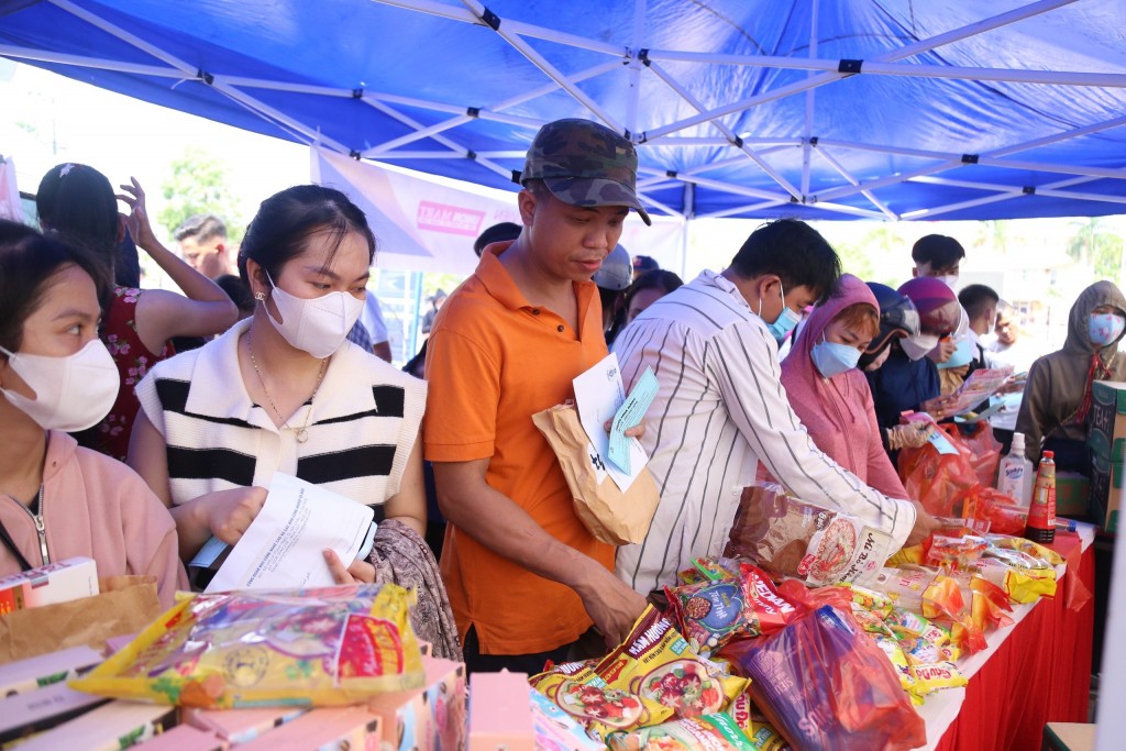 Thanh niên công nhân được mua hàng 0 đồng