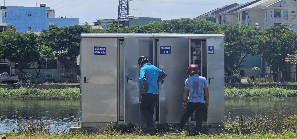 Đà Nẵng: Nước thải sủi bọt trắng chảy ra sông Hàn