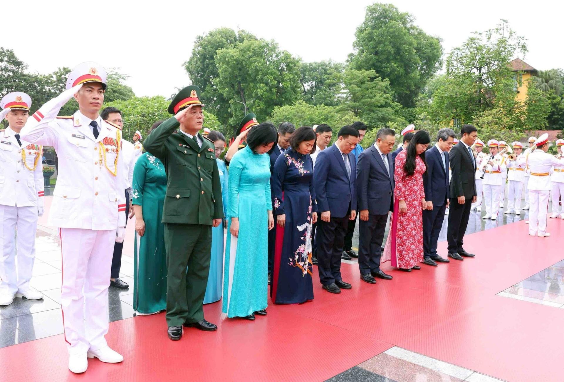 Đoàn đại biểu thành phố Hà Nội dành phút mặc niệm tưởng nhớ các anh hùng, liệt sĩ. Ảnh: Nhật Nam.