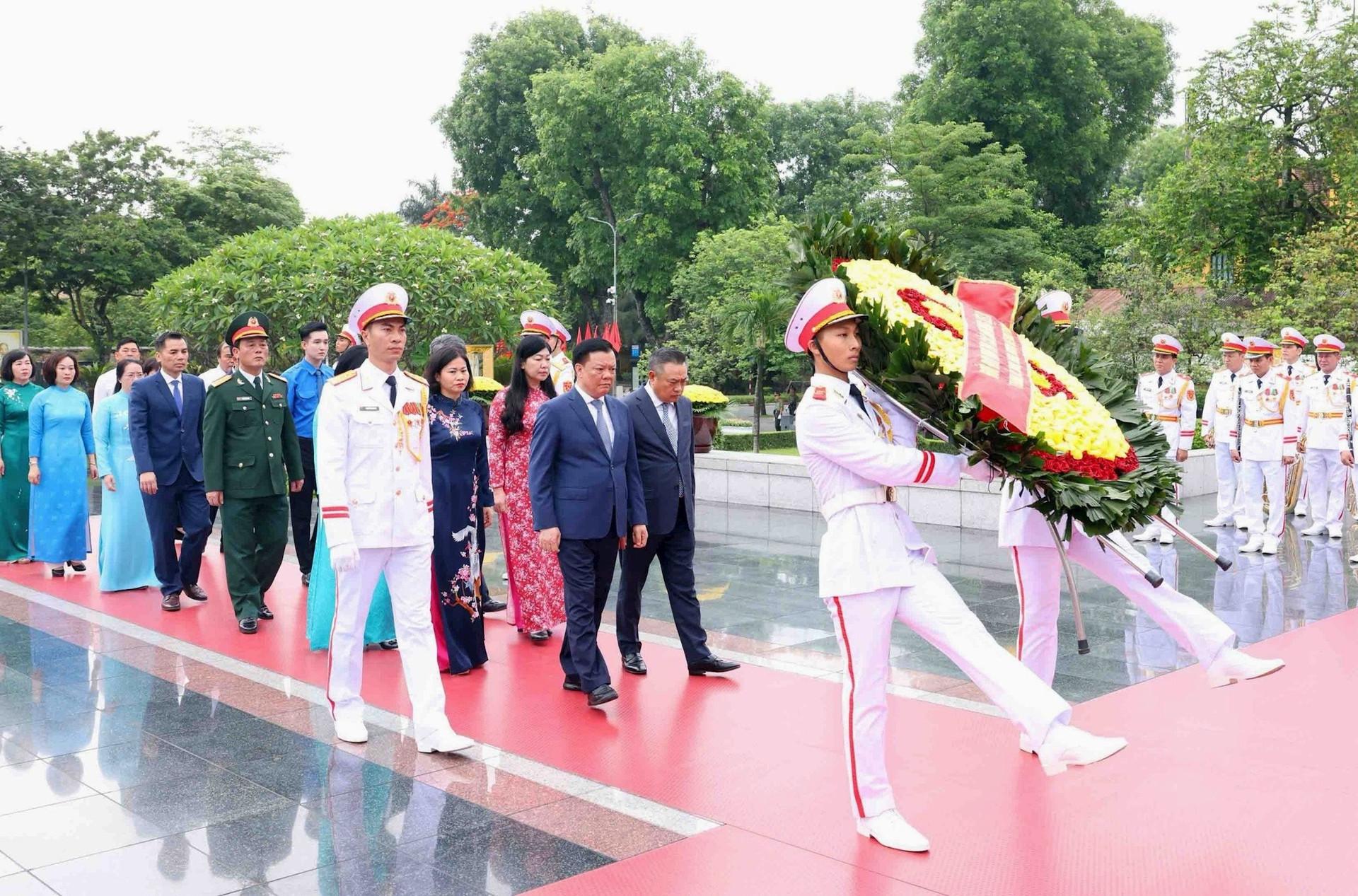 Đoàn đại biểu thành phố Hà Nội viếng các anh hùng liệt sĩ. Ảnh: Nhật Nam