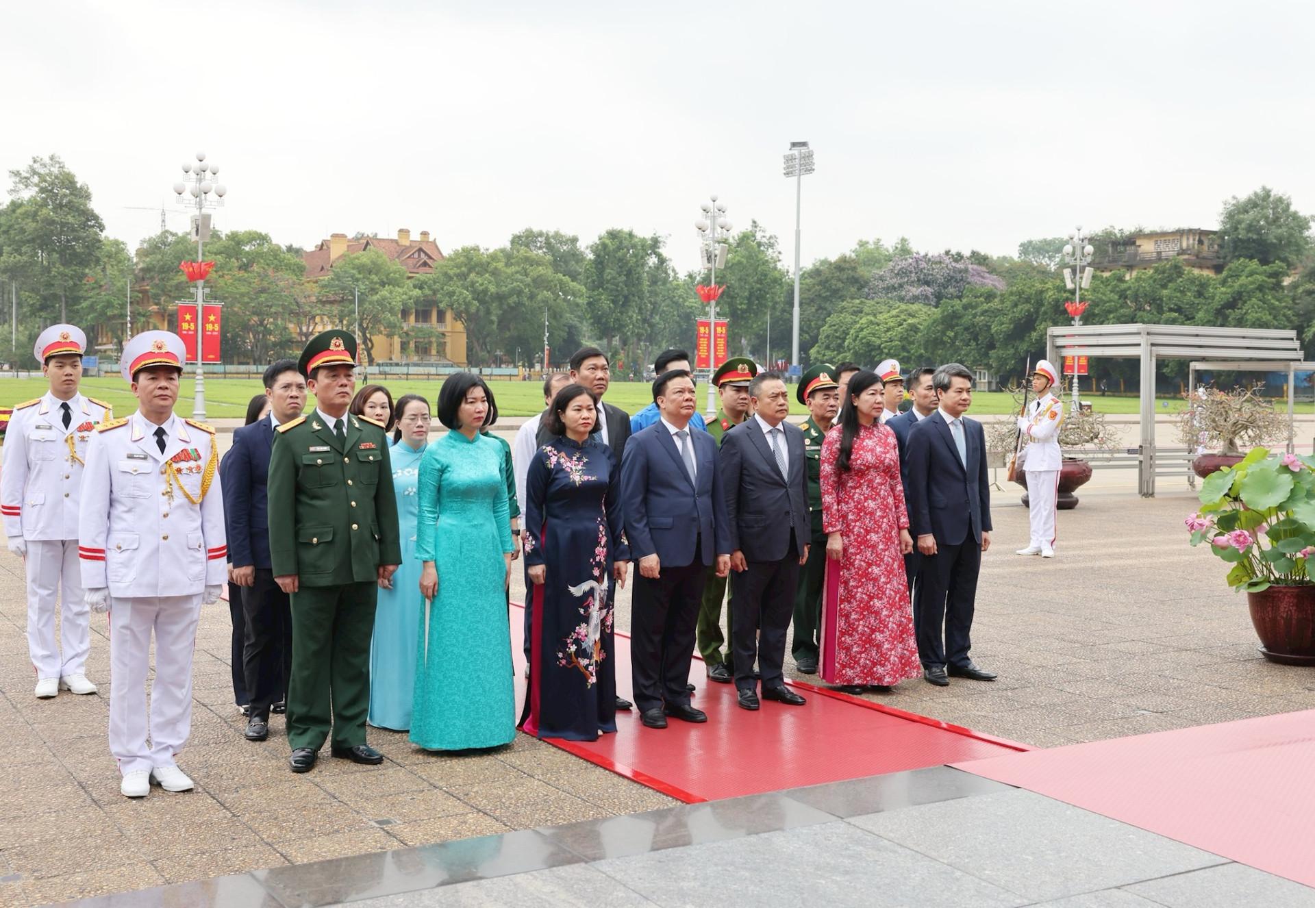 Đoàn đại biểu thành thành phố Hà Nội vào Lăng viếng Chủ tịch Hồ Chí Minh.ảnh: Nhật Nam