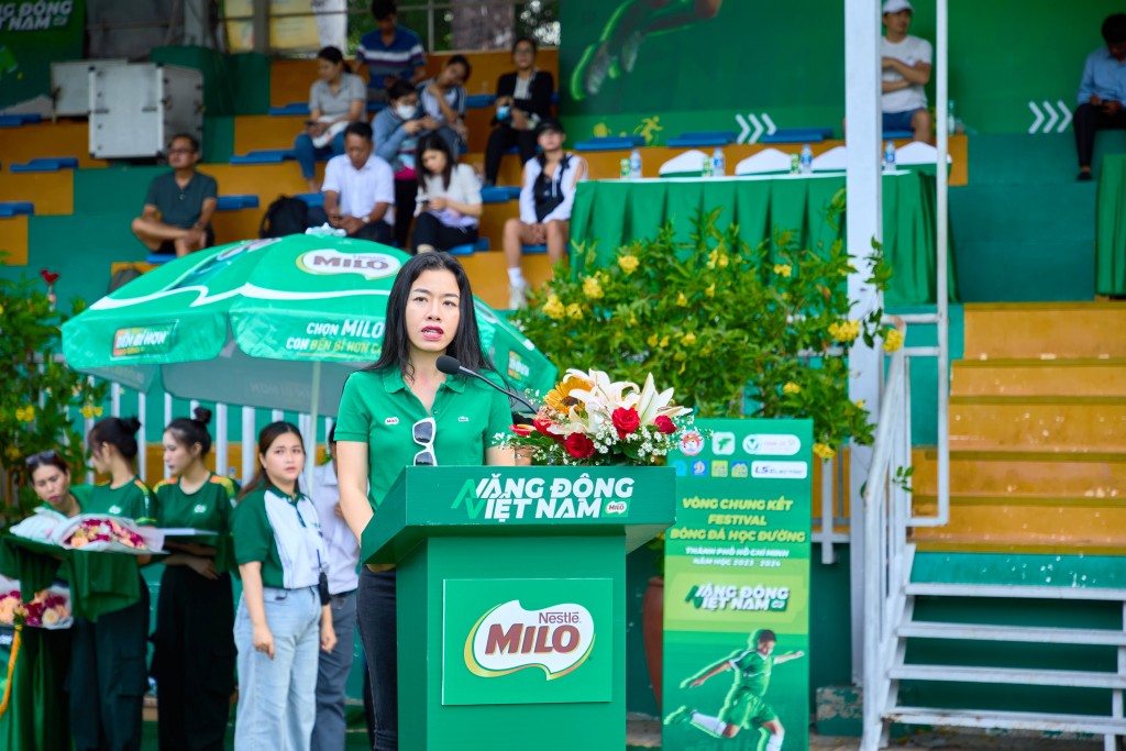 6.Bà Lê Bùi Thị Mai Uyên, Giám đốc Ngành hàng MILO và Sữa, công ty Nestlé Việt Nam phát biểu tại Lễ Khai mạc Vòng chung kết Festival Bóng đá Học đường TP.HCM năm học 2023-2024 - Cúp Nestlé MILO