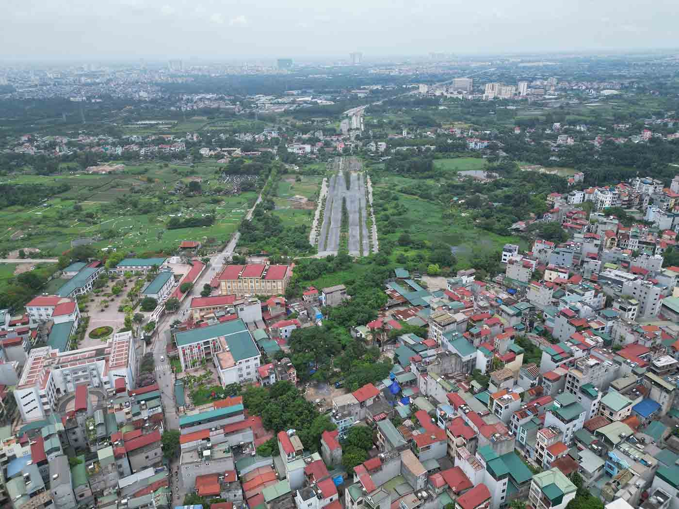 Hiện nay, trục Tây Thăng Long đoạn qua khu vực nghiên cứu dự án đang triển khai thi công, tuy nghiên còn vướng công tác giải phóng mặt bằng nên còn 500m đoạn từ Phạm Văn Đồng đi Văn Tiến Dũng chưa thể triển khai. Vị trí nút giao xây dựng hầm chui thuộc phạm vi này nên Sở GTVt đề nghị UBND TP chỉ đạo quận Bắc Từ Liêm đẩy nhanh công tác giải phóng mặt bằng dự án đường trục Tây Thăng Long để hầm chui sớm được triển khai.