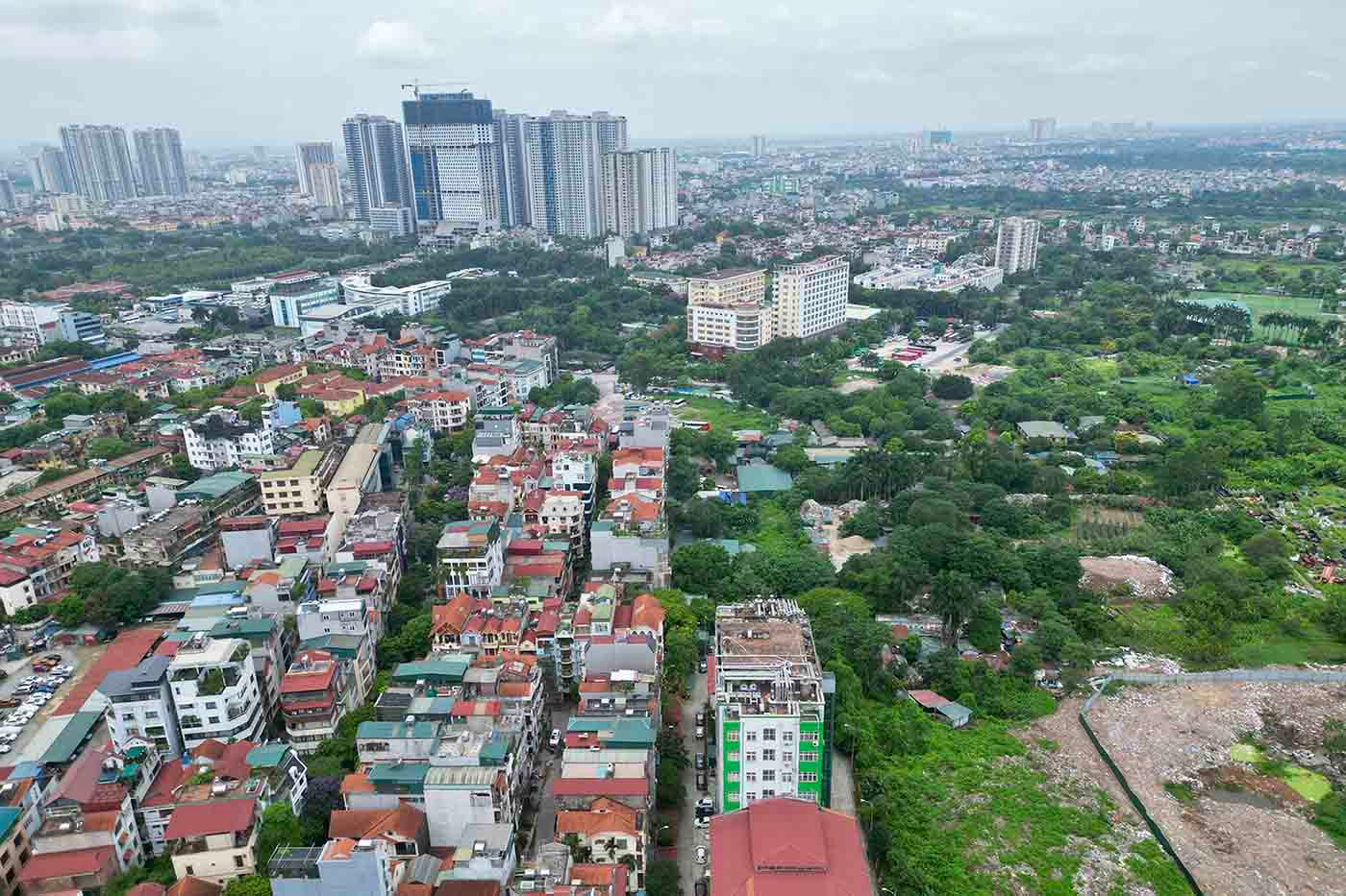 Mở rộng mặt đường Hoàng Quốc Việt đủ đảm bảo lưu thông cho các hướng trên mặt đất tối thiểu mỗi chiều 2 làn xe trên nguyên tắc tuân thủ chỉ giới đường hiện tại. Xây dựng mới đường Hoàng Quốc Việt (kéo dài) kết nối đến Trần Vỹ đảm bảo đủ theo quy hoạch và phù hợp với phương án thiết kế hầm. Xây dựng các công trình hạ tầng kỹ thuật khu vực nút giao: thoát nước, chiếu sáng, cây xanh... đảm bảo đồng bộ với khu vực.