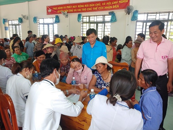 Tổ chức tư vấn, khám sức khỏe, trao tặng thuốc cho người dân thuộc hộ gia đình chính sách và gia đình có hoàn cảnh khó khăn tại 2 xã, Phước Hòa và Hòa Tiến huyện Bắc Ái.