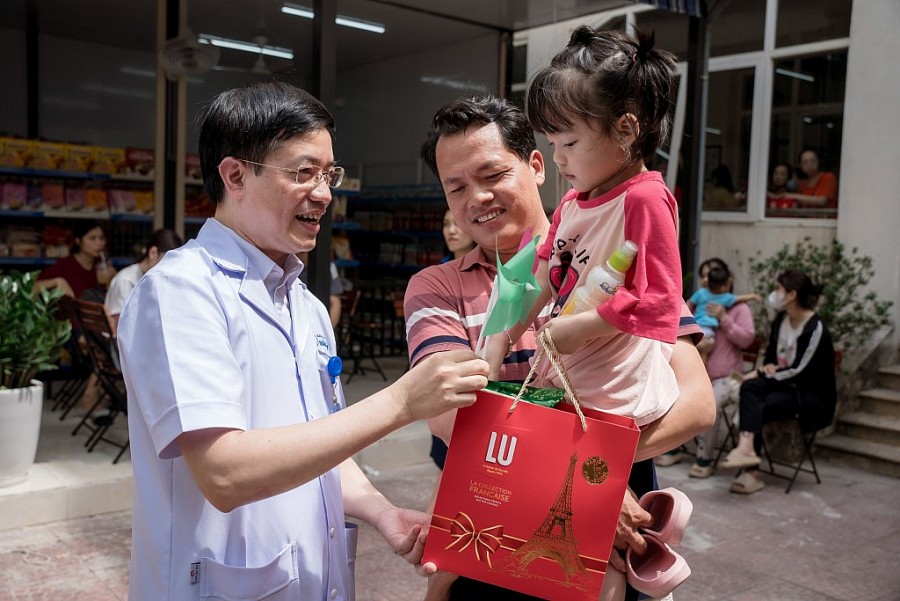 Bí thư Trung ương Đoàn thăm và tặng quà thiếu nhi vùng mỏ Quảng Ninh