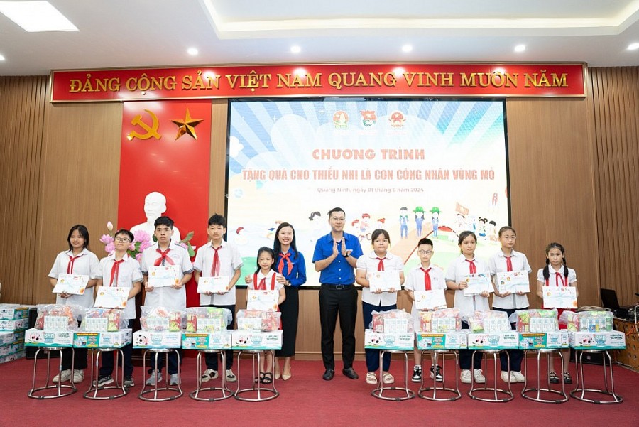 Những món quà ý nghĩa được trao tặng cho con em thanh niên công nhân Công ty than Hòn Gai - TKV