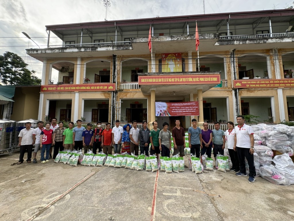 Đoàn cứu trợ trao tặng quà cho bà con xã Pả Vi, huyện Mèo Vạc