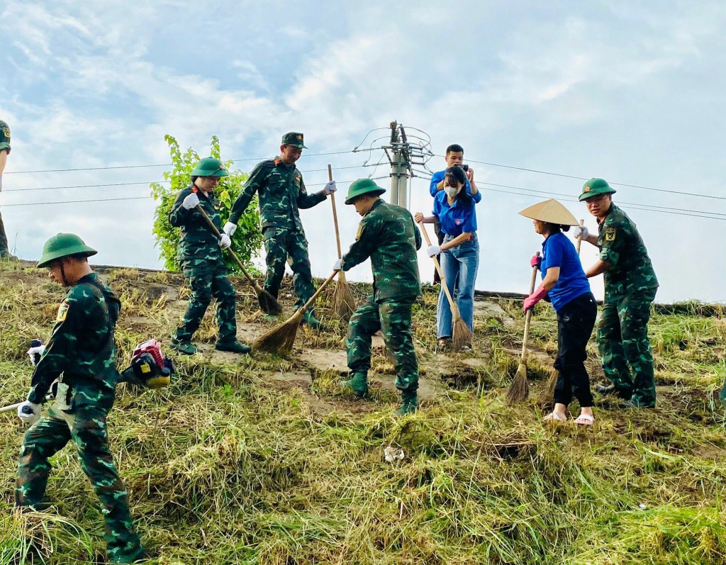 Các tình nguyện viên hăng hái tham gia các hoạt động bảo vệ môi trường.