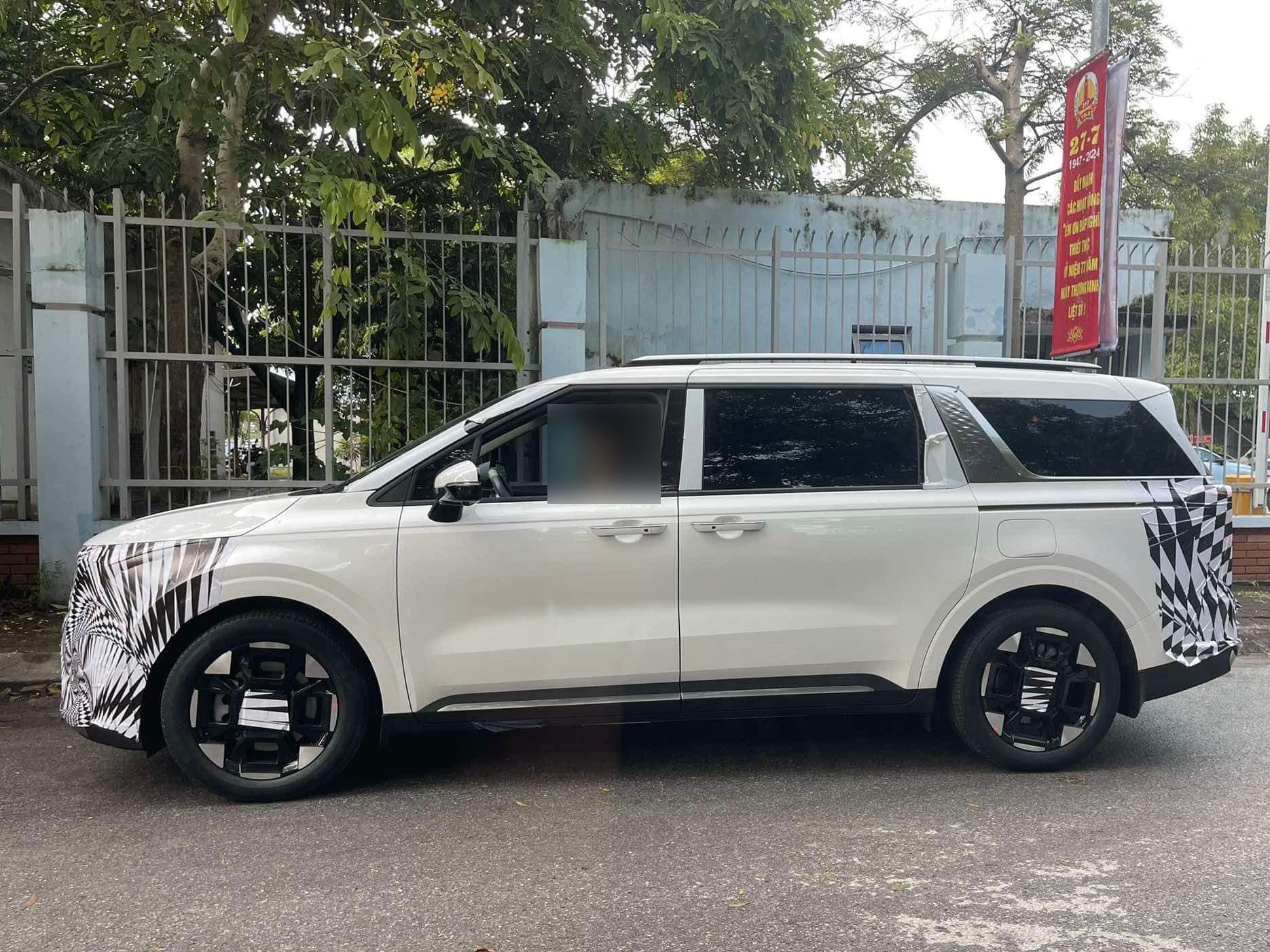 Kia Carnival 2024 lộ diện tại Việt Nam: Thiết kế đẹp hơn, mâm xe để lộ thông tin phiên bản- Ảnh 1.