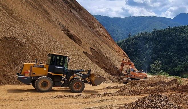 Quốc lộ 4H qua địa bàn tỉnh Lai Châu đã xuống cấp, ảnh hưởng đến việc lưu thông của phương tiện