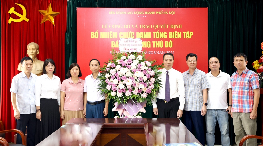 Ban Biên tập và lãnh đạo các ban Báo Lao động Thủ đô tặng hoa chúc mừng tân Tổng Biên tập Nguyễn Văn Bình.