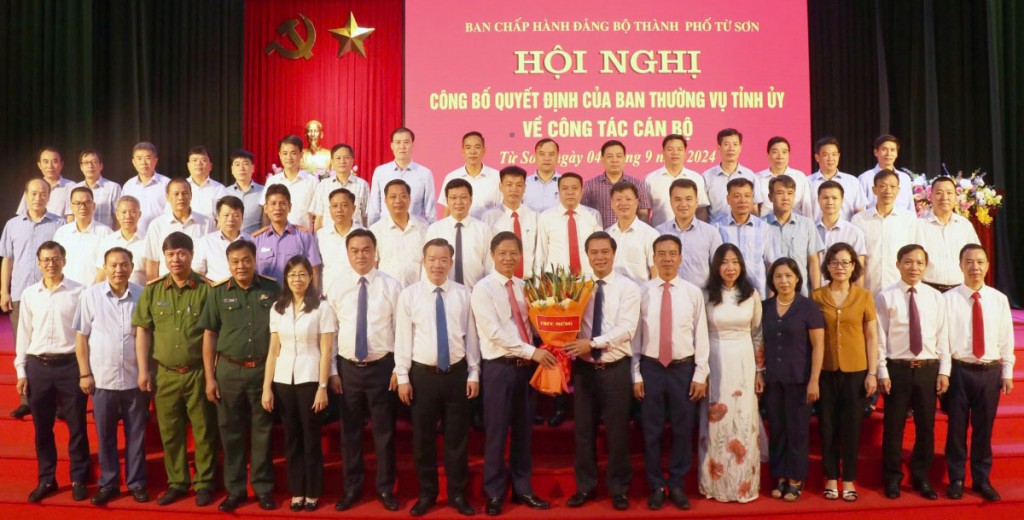 Phó Chủ tịch UBND tỉnh Bắc Ninh Lê Xuân Lợi cùng lãnh đạo thành phố Từ Sơn tặng hoa chúc mừng Tân Bí thư Thành ủy