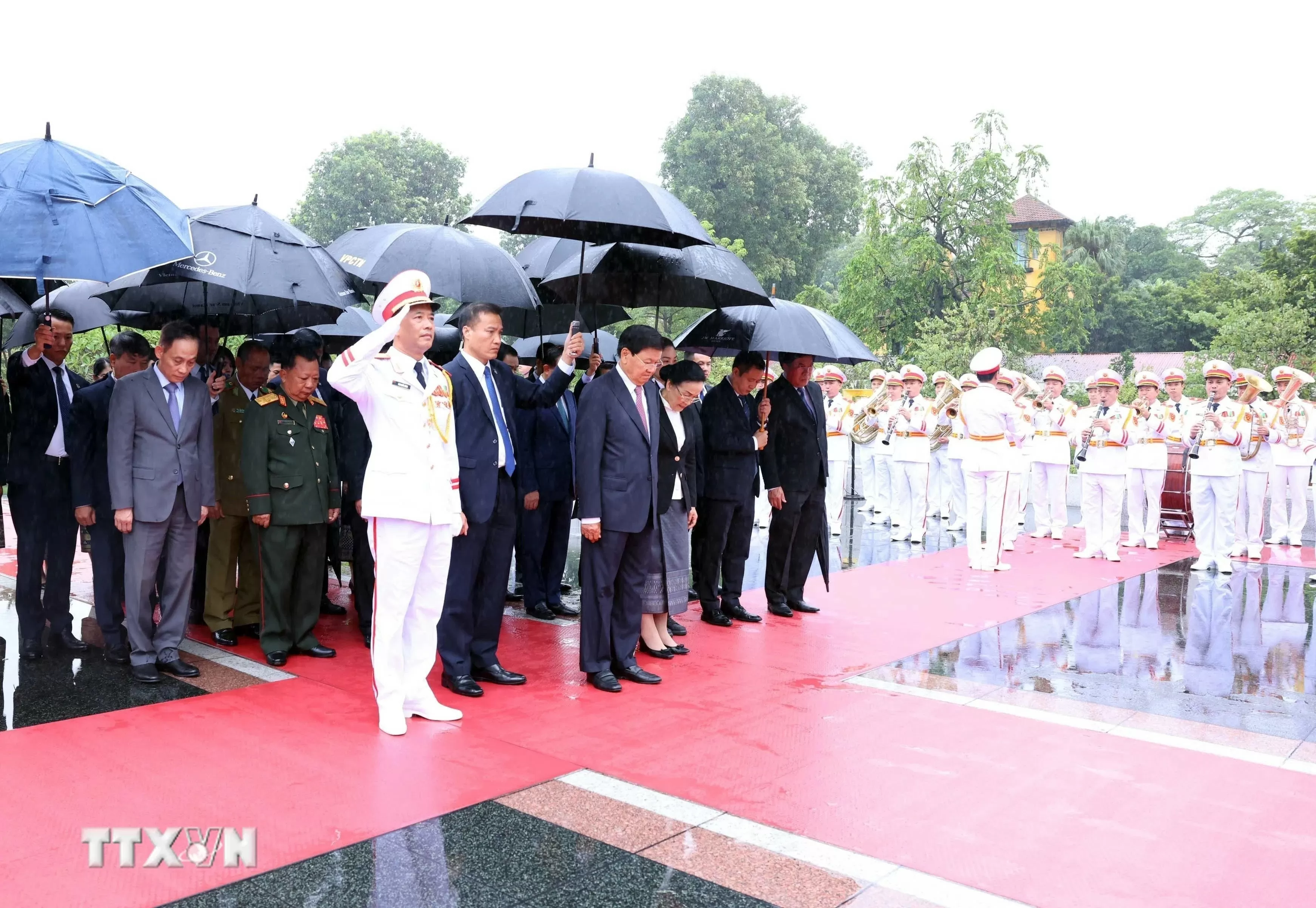 Tổng Bí thư, Chủ tịch nước Lào viếng Chủ tịch Hồ Chí Minh, tưởng niệm Anh hùng liệt sỹ