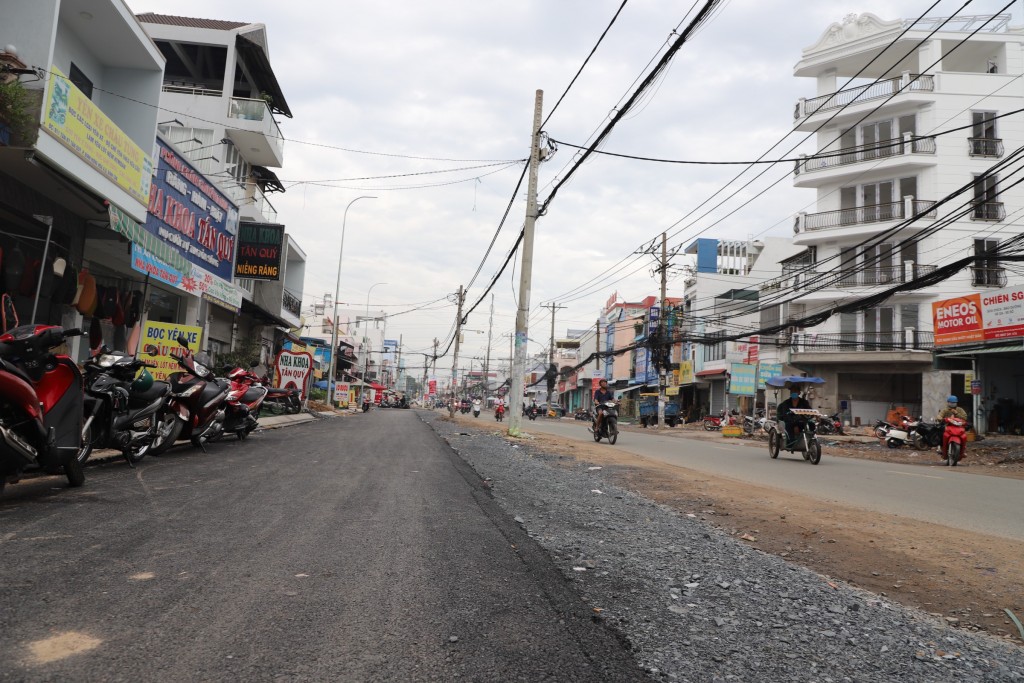 Dự án đầu tư mở rộng đường Tân Kỳ - Tân Quý từ 8 - 10m lên 30m, hiện đạt khoảng 70% khối lượng. Nhà thầu đang thi công đồng loạt các hạng mục như: Nền đường, di dời, lắp đặt hạ tầng kỹ thuật (điện, nước, viễn thông...)