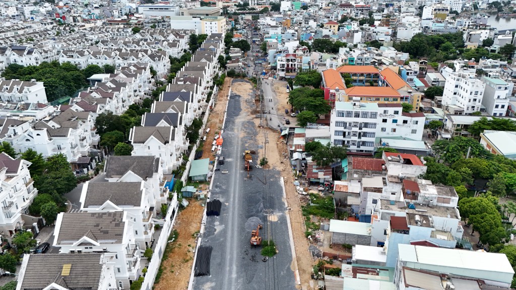 Dự án nâng cấp, mở rộng đường Dương Quảng Hàm là dự án trọng điểm của TP Hồ Chí Minh nhằm tăng cường kết nối liên vùng, đảm bảo an toàn giao thông, giải quyết ùn tắc, đáp ứng nhu cầu đi lại, phát triển kinh tế - xã hội. Đồng thời, chia sẻ áp lực giao thông cho các tuyến đường Phan Văn Trị, Nguyễn Thái Sơn, Lê Đức Thọ