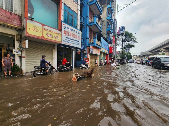 Mưa lớn gây ngập úng trên tuyến phố Nguyễn Trãi, quận Thanh Xuân