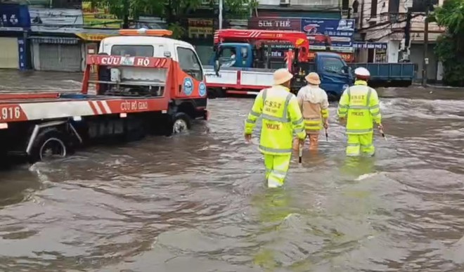 Cảnh sát giao thông Thủ đô triển khai hướng dẫn, phân luồng và tổ chức cứu hộ