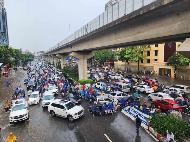 Đường Nguyễn Trãi (Thanh Xuân) ùn tắc kéo dài