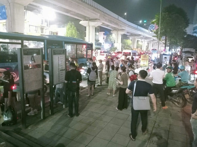 Khách được trung chuyển bằng xe buýt từ ga Phùng Khoang đi các ga khác do tàu metro Cát Linh- Hà Đông đột ngột bị dừng