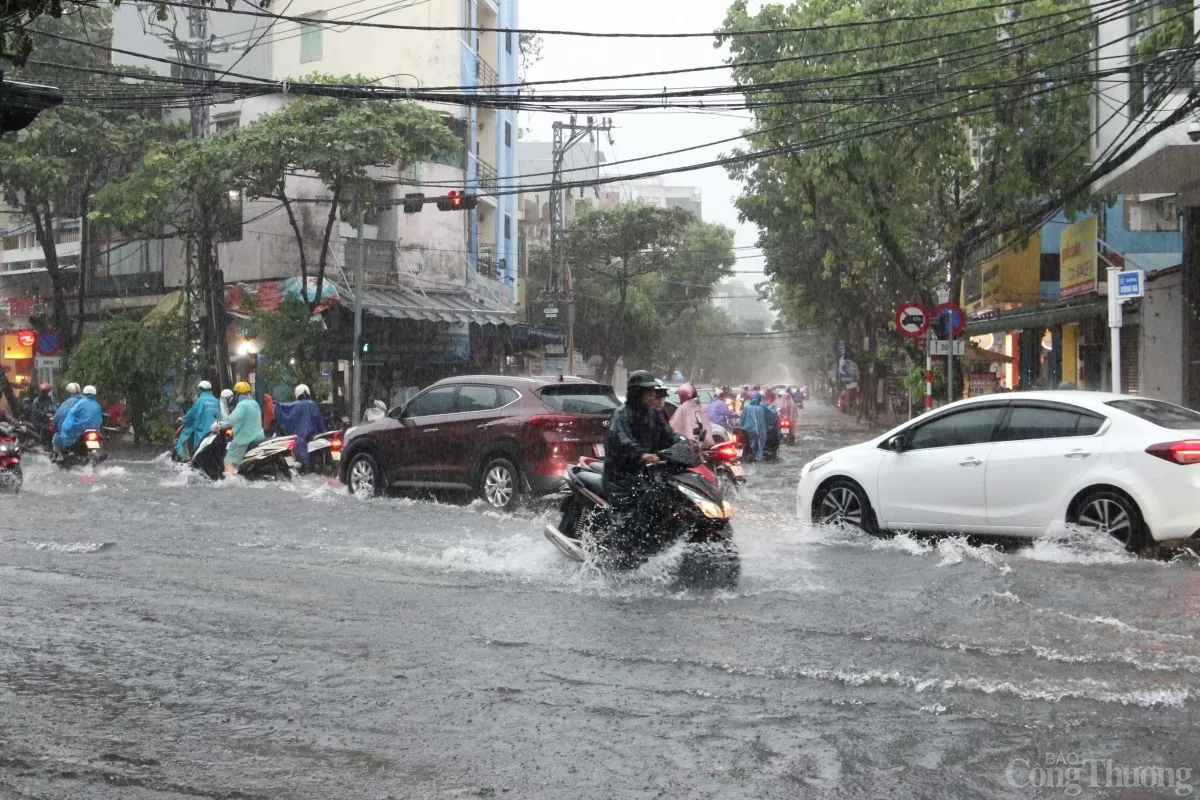 Một số đoạn tại đường Đống Đa ngập sâu gần hết bánh xe máy