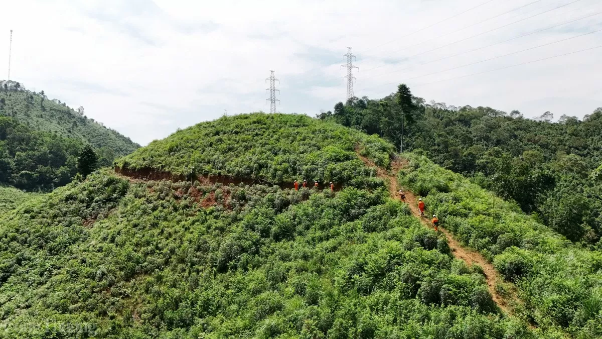 Truyền tải điện Tây Bắc: Căng mình xử lý sạt lở tuyến đường dây 220kV Tuyên Quang - Yên Bái Truyền tải điện Tây Bắc: Căng mình xử lý sạt lở tuyến đường dây 220kV Tuyên Quang - Yên Bái