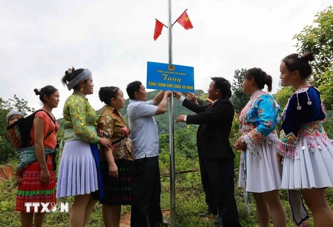 Mô hình 'điểm nhóm tôn giáo tự quản về an ninh, trật tự' - điểm sáng về sự phối hợp chặt chẽ giữa chính quyền và tín đồ Tin lành tại xóm Nà Ca, thị trấn Pác Miầu, huyện Bảo Lâm, tỉnh Cao Bằng. (Ảnh: Nhật Anh/TTXVN)