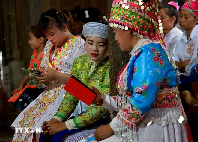 Đồng bào dân tộc H'Mông xóm Nà Ca ở Cao Bằng cập nhật thông tin về tình hình an ninh, trật tự trên địa bàn trong buổi sinh hoạt điểm nhóm Tin Lành. (Ảnh: Nhật Anh/TTXVN)