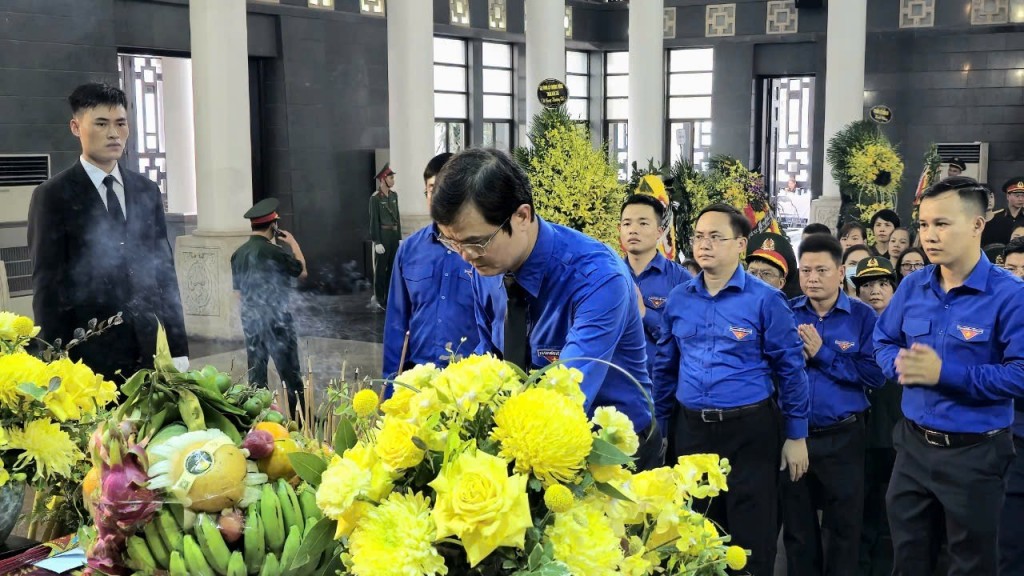 Thường trực Ban Bí thư cùng nhiều lãnh đạo viếng phu nhân Đại tướng Võ Nguyên Giáp